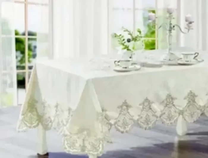 comment mettre un chemin de table recouvert d'une nappe transparente nappe blanche pre dune fenetre