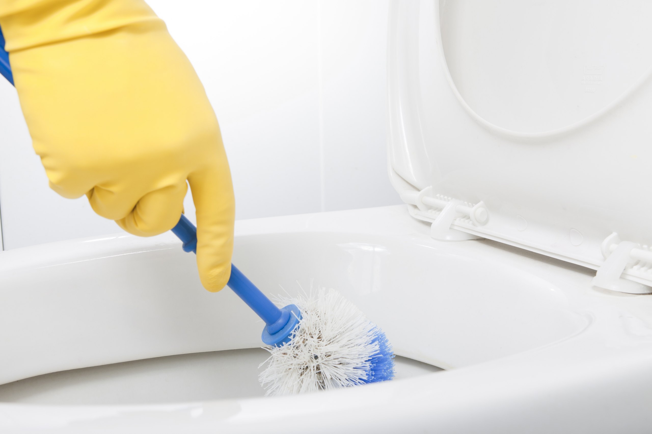 Чем можно очистить унитаз. Мытье унитаза. Уборка в ванной. Чистота унитаза. Чистка унитаза.