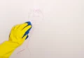 Comment nettoyer efficacement les traces sur un mur blanc ? Le TOP des astuces adaptées pour tout type de peinture !