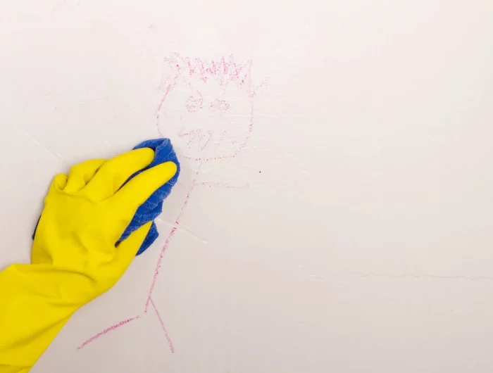 comment nettoyer efficacement les traces sur un mur blanc