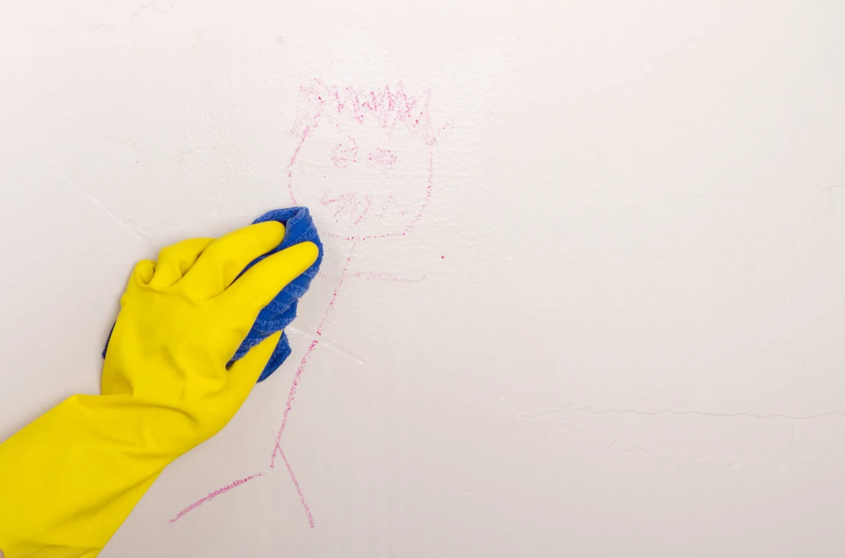 comment nettoyer efficacement les traces sur un mur blanc