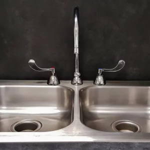 Méthodes et conseils pour nettoyer un évier qui sent mauvais à l’aide de produits maison