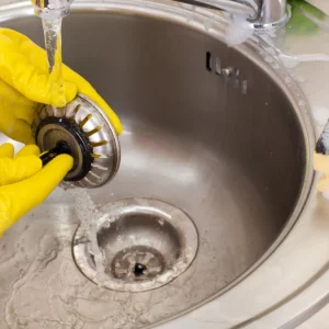 Comment nettoyer le trou du lavabo ? Méthodes approuvées et écolos ! Bonus : astuces naturelles pour le rendre brillant