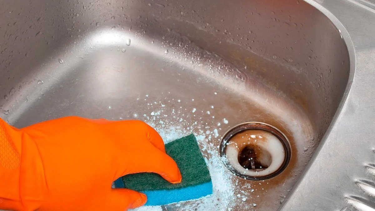 comment nettoyer les tuyaux d'u n lavabo gant orange eponge