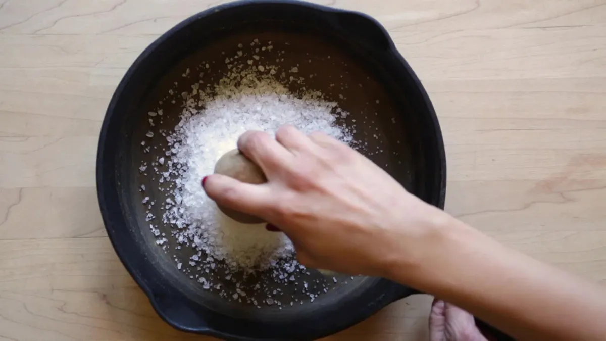 comment nettoyer une casserole en fonte astuces