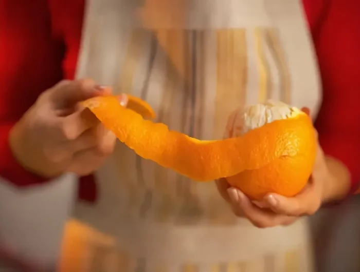 comment recycler les pelures d'orange femme coupant lecorce dorange (1)