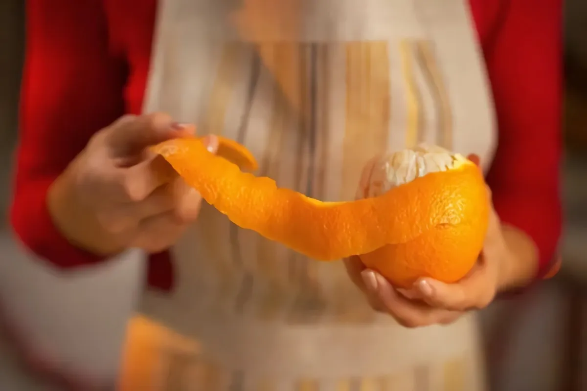 comment recycler les pelures d'orange femme coupant lecorce dorange (1)