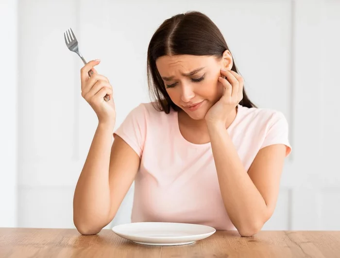 comment se couper l appetit naturellement femme devant une assiette vide