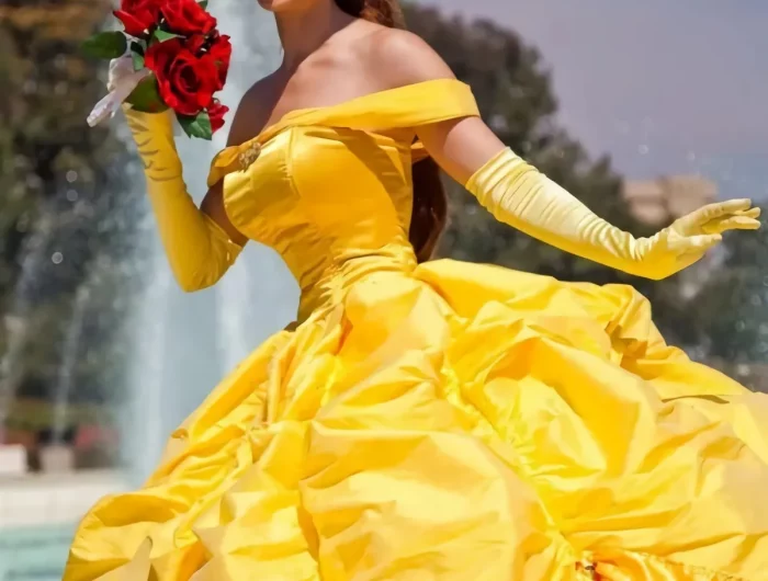 couleur symbole de la joie femme en robe jaune aux fleurs rouges