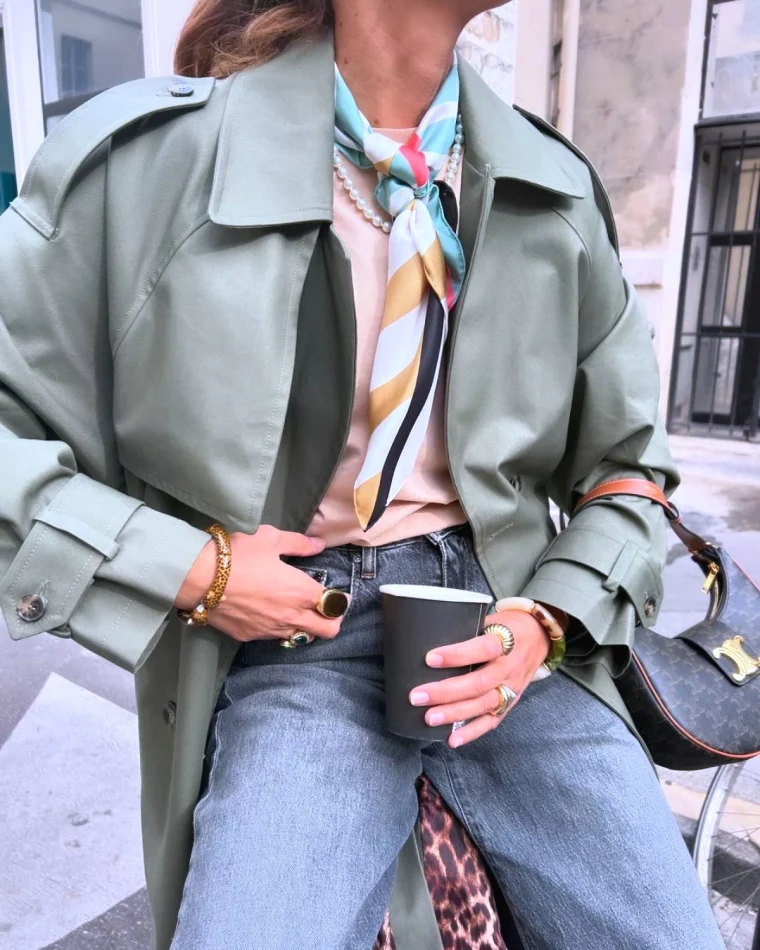 couleurs pastels trench vert foulard idees de style tendance mode femme 60 ans