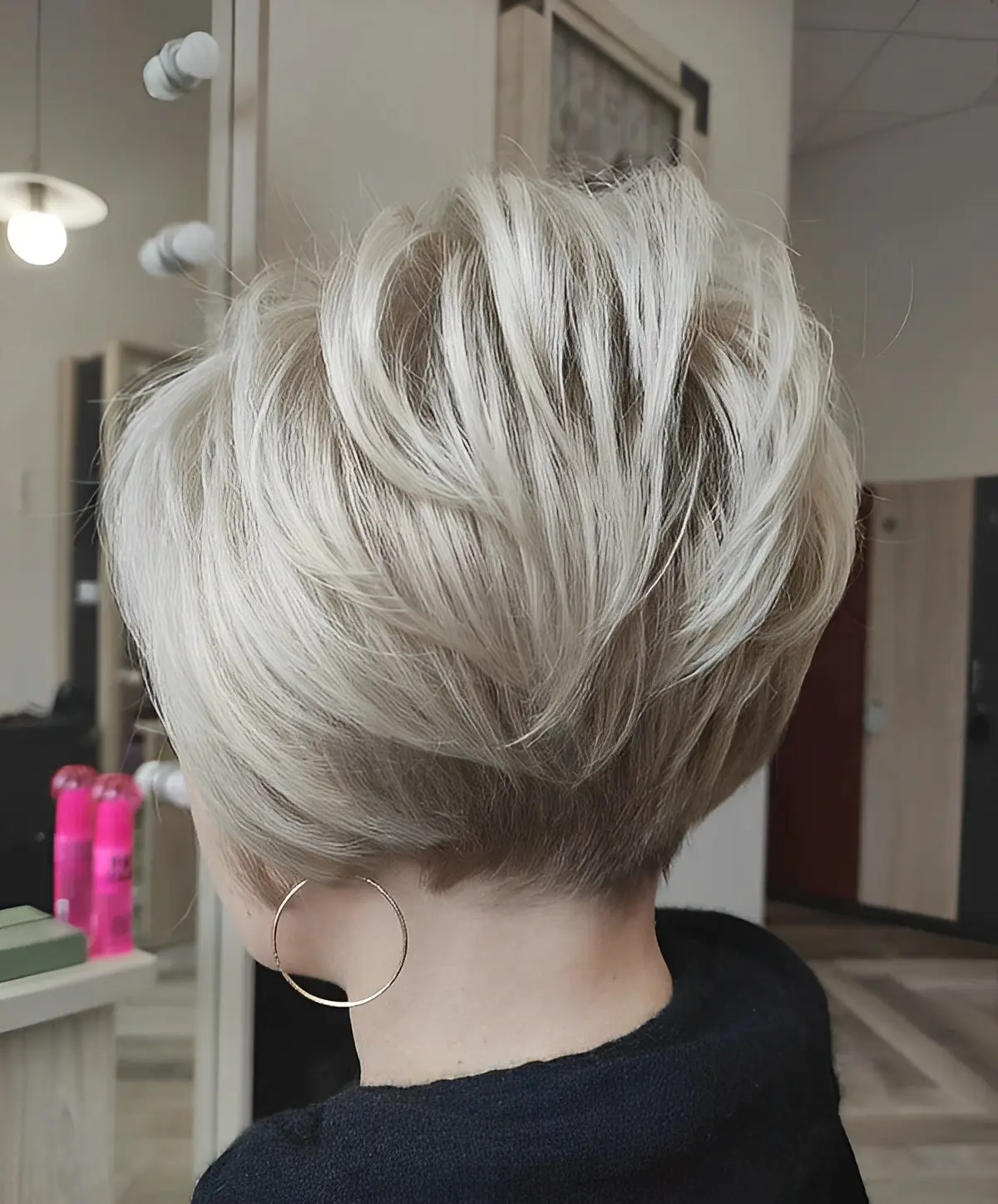 coupe boule degradee balayage naturel sur cheveux gris blanc