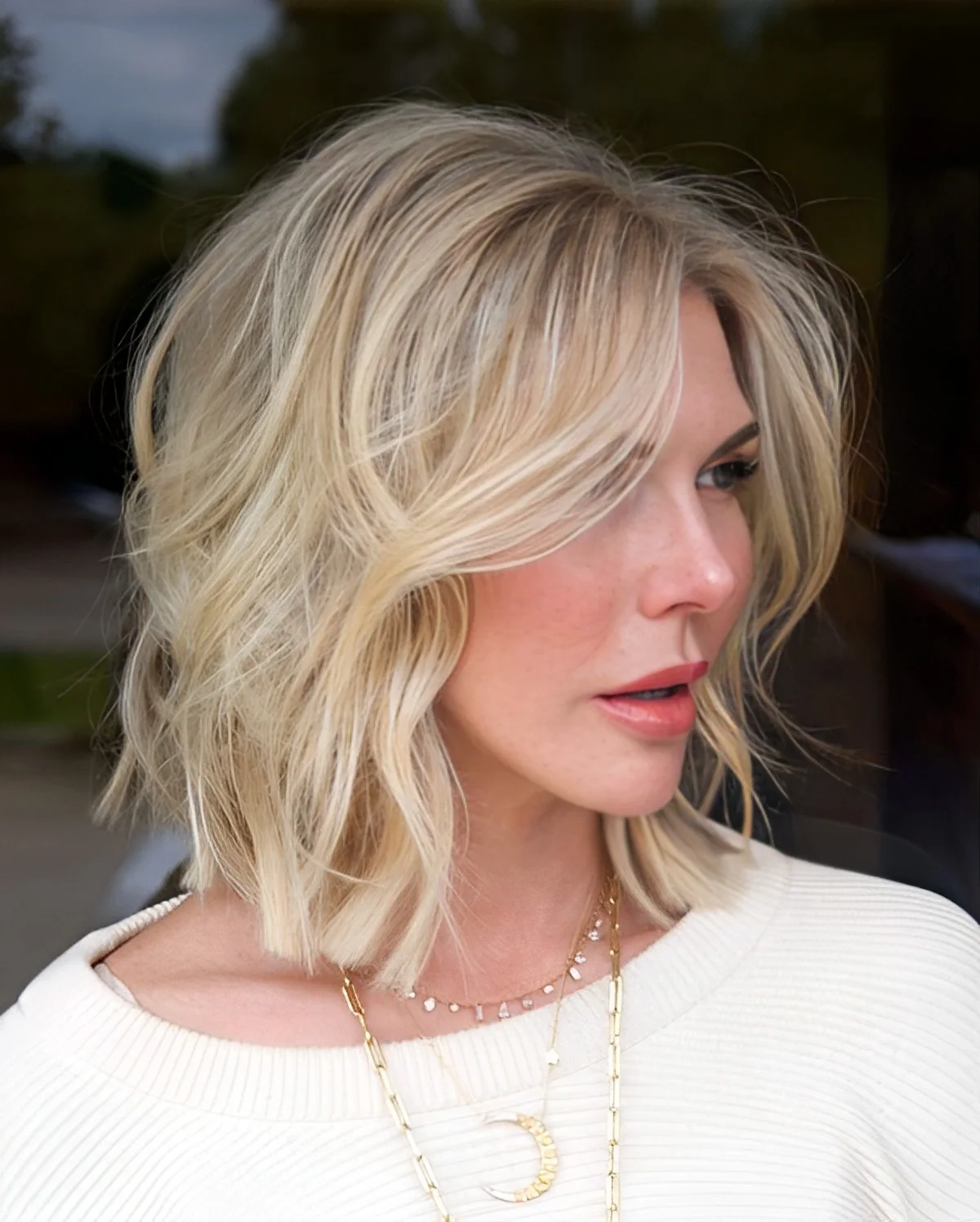 coupe carre epaule coiffure wavy vagues plages balayage blond