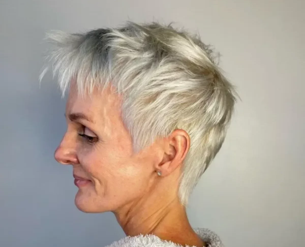 coupe courte femme 50 ans 2023 cheveux blancs et mèches rebelles pixie