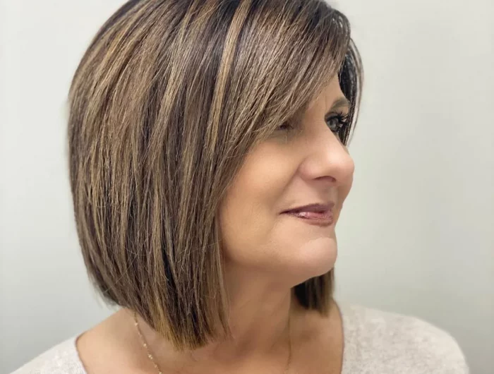 coupe de cheveuc épais pour femme de 50 ans avec frange asymétrique