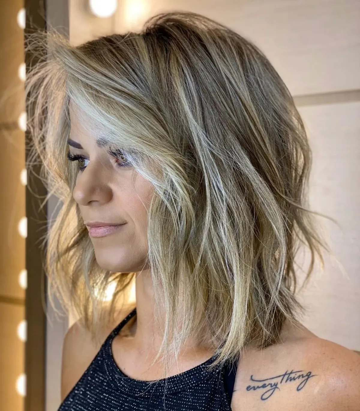 coupe de cheveux tendance 2023 idée de shag long avec des mèches blondes et ondulations coupe de cheveux tendance 2023 idée de shag long avec des mèches blondes et ondulations