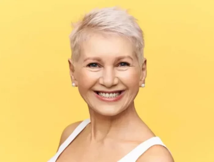 coupe de cheveux très court femme 60 ans cheveux blond polaire blancs