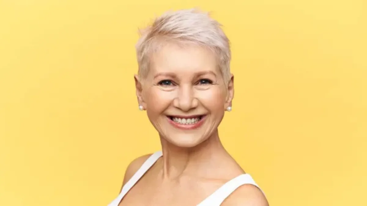 coupe de cheveux très court femme 60 ans cheveux blond polaire blancs