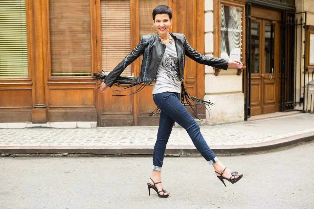 7 looks de Cristina Cordula qui nous montrent comment porter le jean après 50 ans