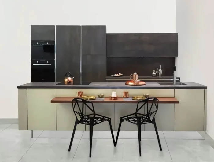 cuisine moderne 2023 en noir et bois avec des accents métallisés