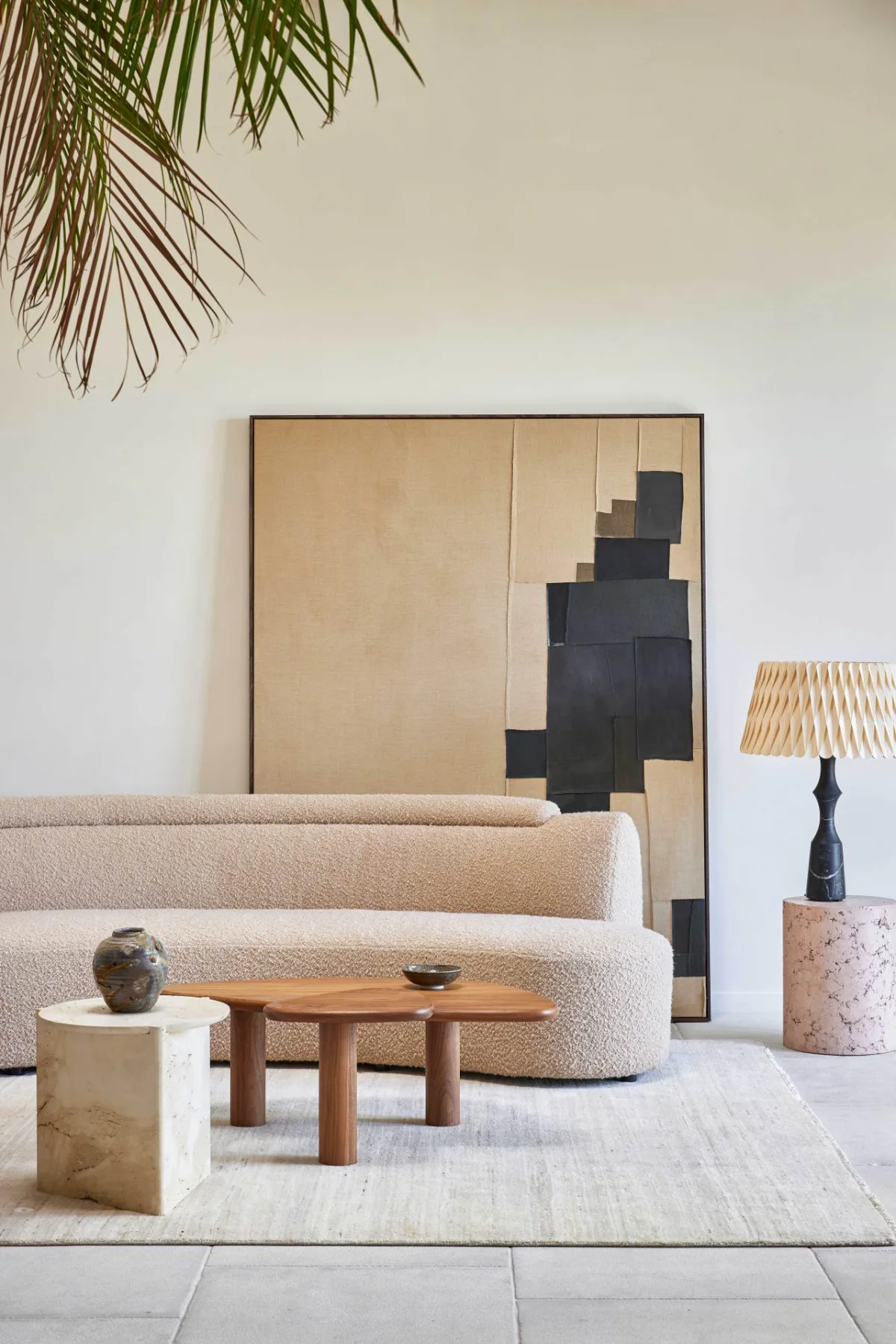 tendência de design deco interior sala de estar sofá curvo terra cor linha