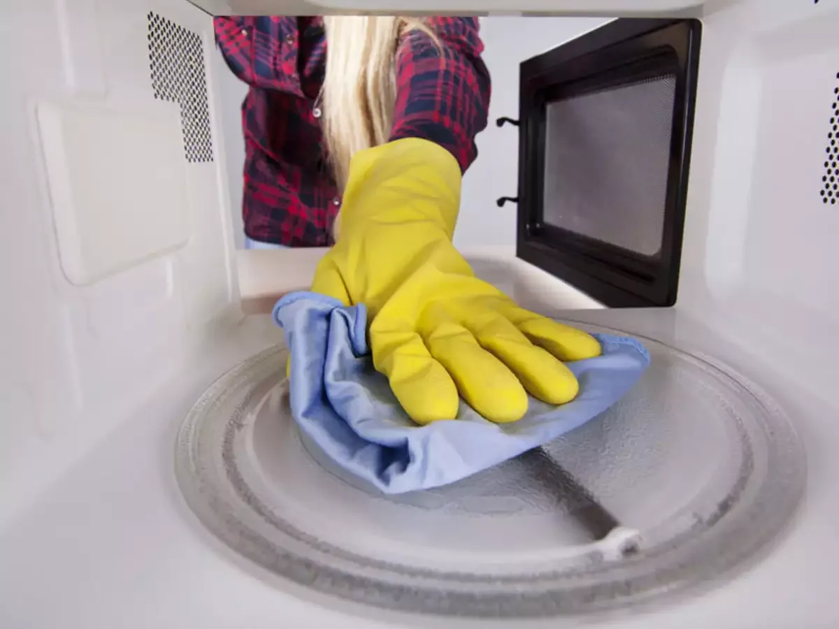 desinfecter un micro onde au citron plateau tournant gants protection