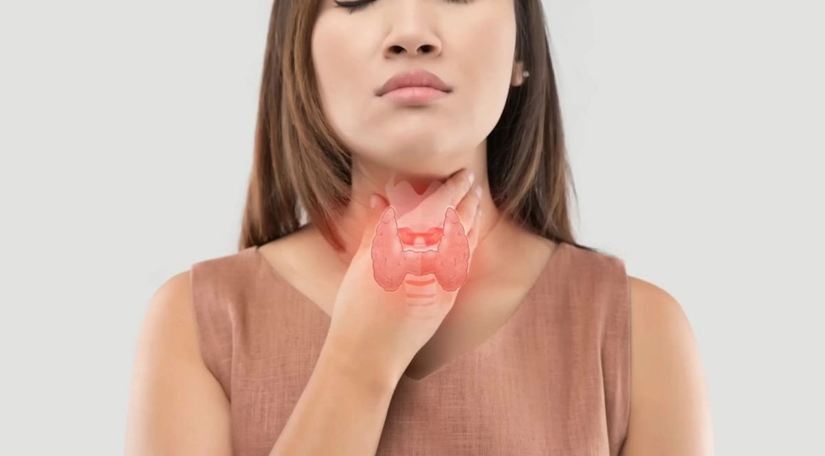 dessin de la thyroide sur fond une femme qui se tient la gorge avec la main et qui montre des signe de douleur