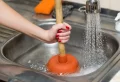 Comment déboucher un évier sans bicarbonate de soude ? 5 options simples et efficaces
