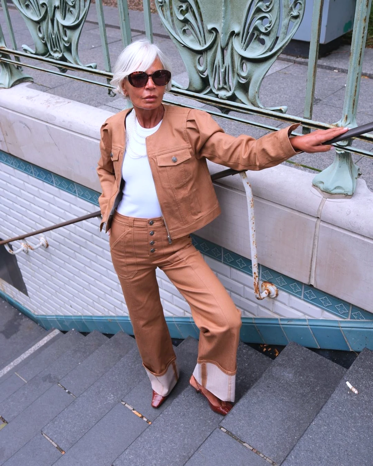 ensemble marron veste et pantalon t shirt blanc tendance femme 60 ans mode