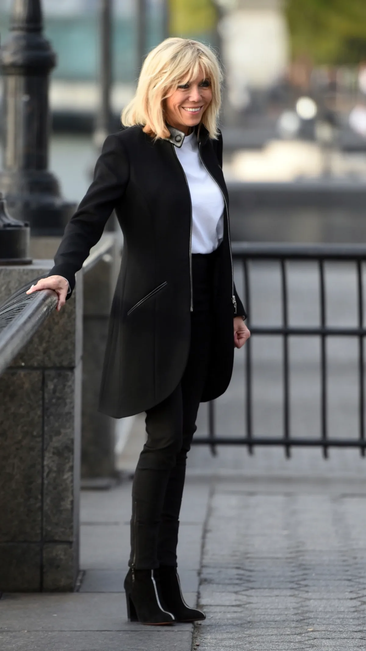 ensemble noir et blanc brigitte macron avec hemsie blanche pantalon et veste couleur noire