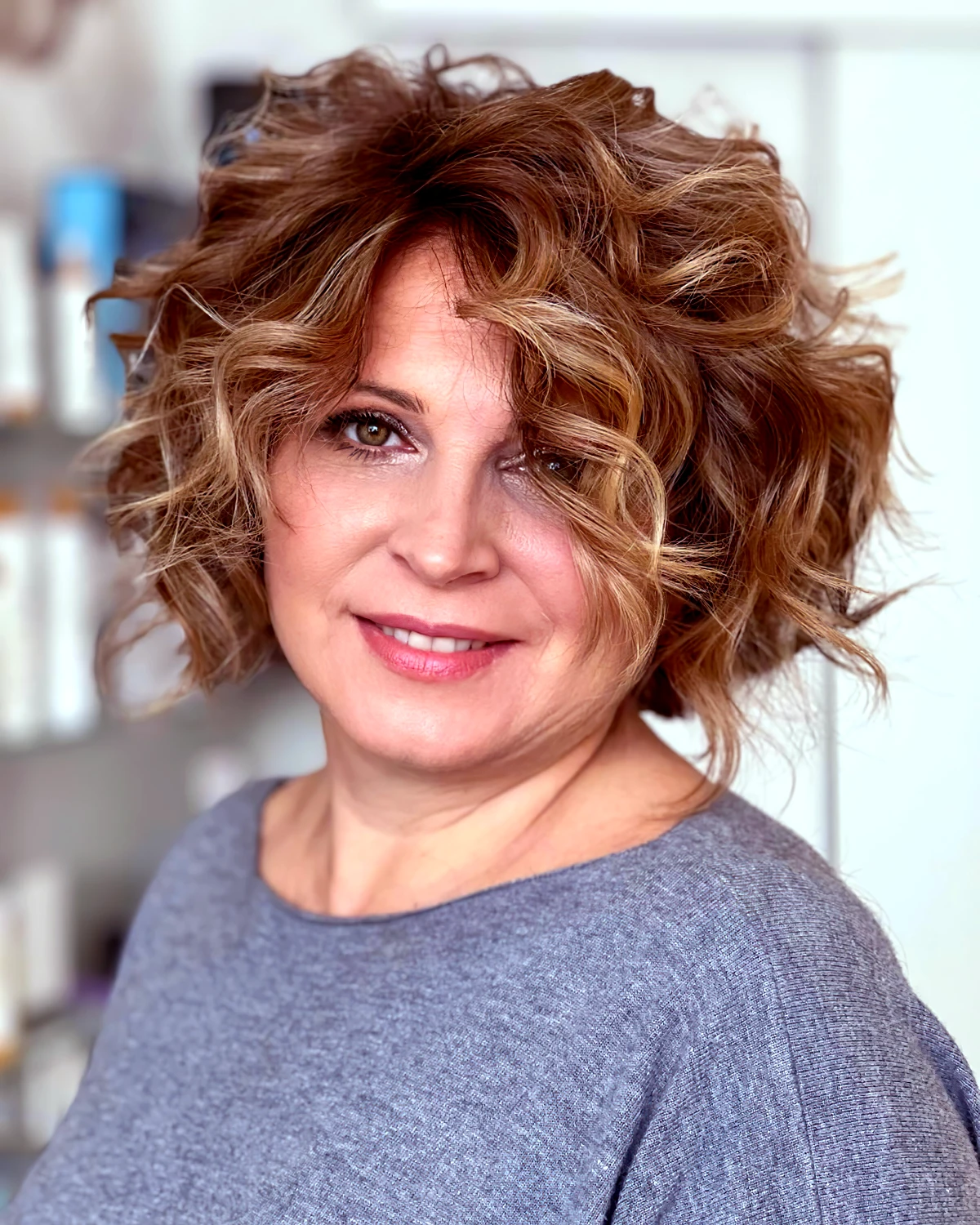 femme 50 ans coupe de cheveux tendances 2024 double menton