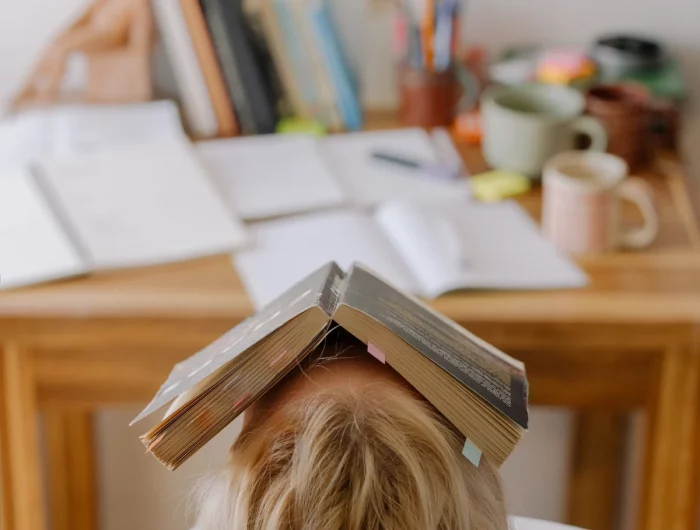 femme qui dort avec un livre sur la tete