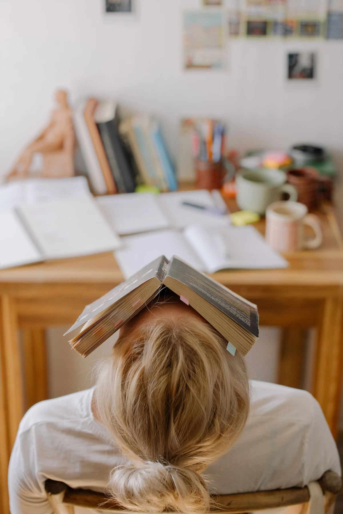 femme qui dort avec un livre sur la tete