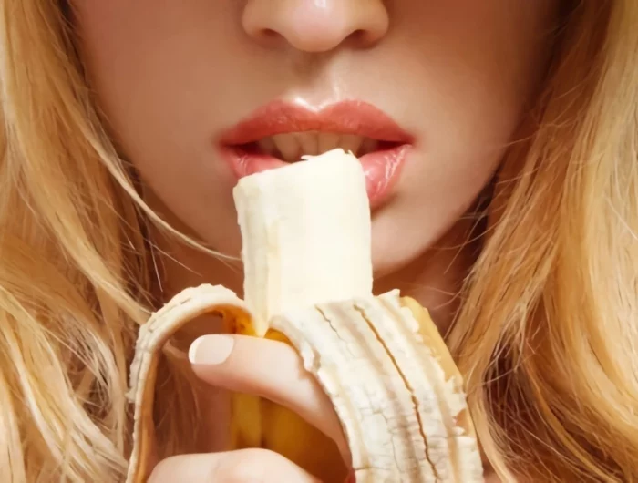 femme qui mange une banane le matin