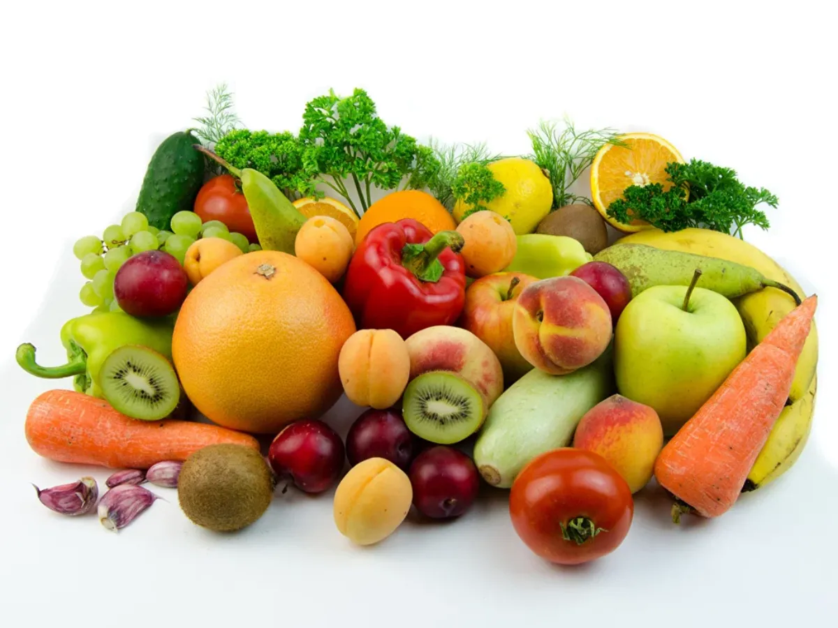 fruits et des legumes sur fond blanc