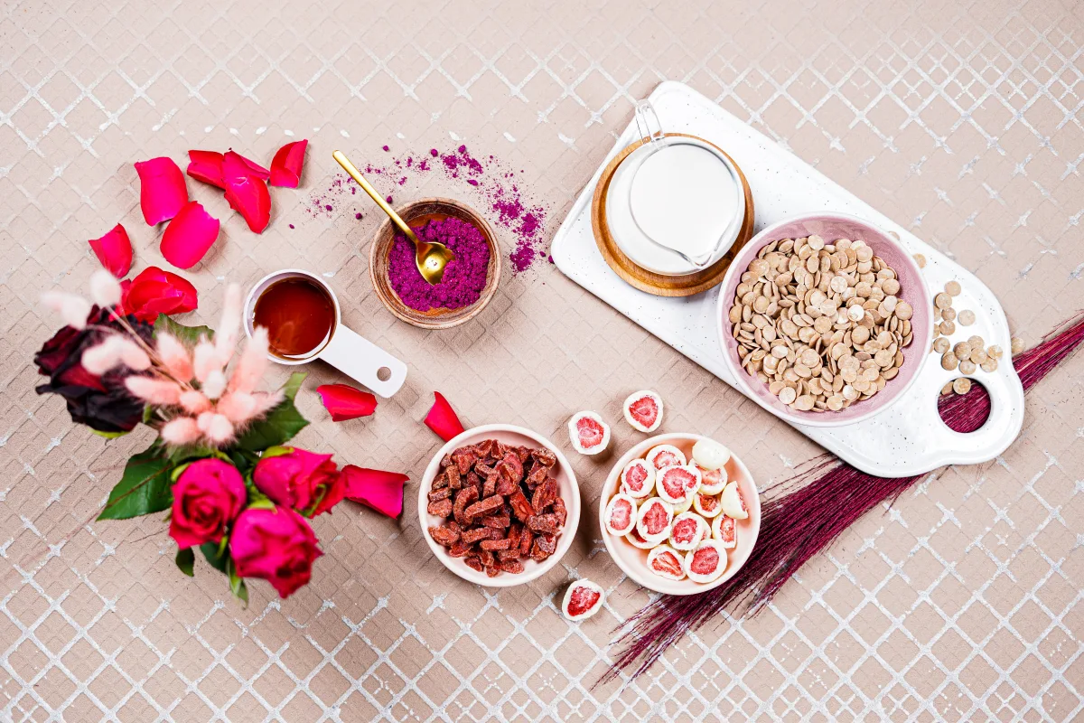 ingrédients pour faire des barrés chocolatées aux fraises avec chocolat vegant et du lait de coco