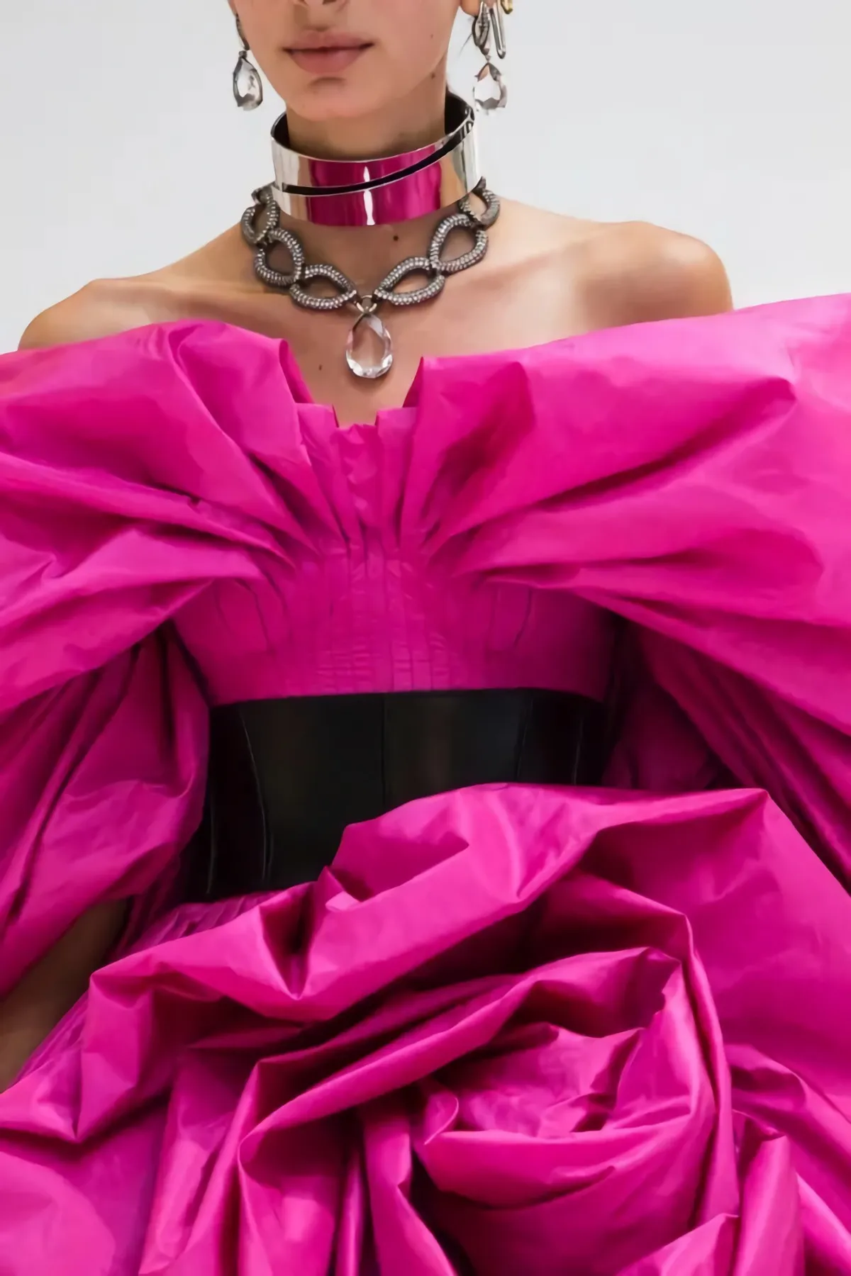 la couleur de l'année 2023 robe de soiree mannequin ala ceinture noire