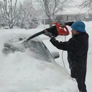 La meilleure façon d'enlever la neige de votre voiture : les bons conseils qui facilitent la vie !