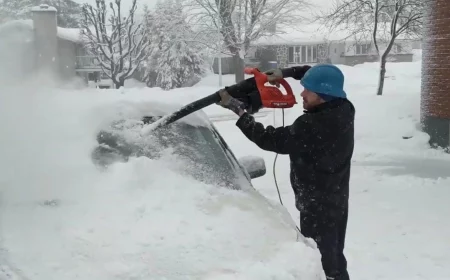 la meilleure facon enlever la neige de votre voiture avec un outil pour souffler les feuilles mortes