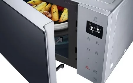 la porte entreouverte du four a micro ondes avec un plat pret a cuisiner