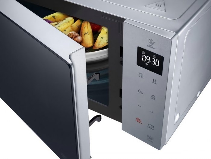 la porte entreouverte du four a micro ondes avec un plat pret a cuisiner