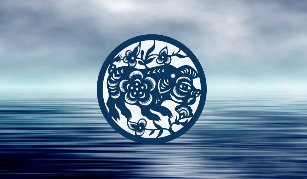 le cochon d eau du zodiaque chinois avec le symbole dessine dans cercele au desssus de l eau