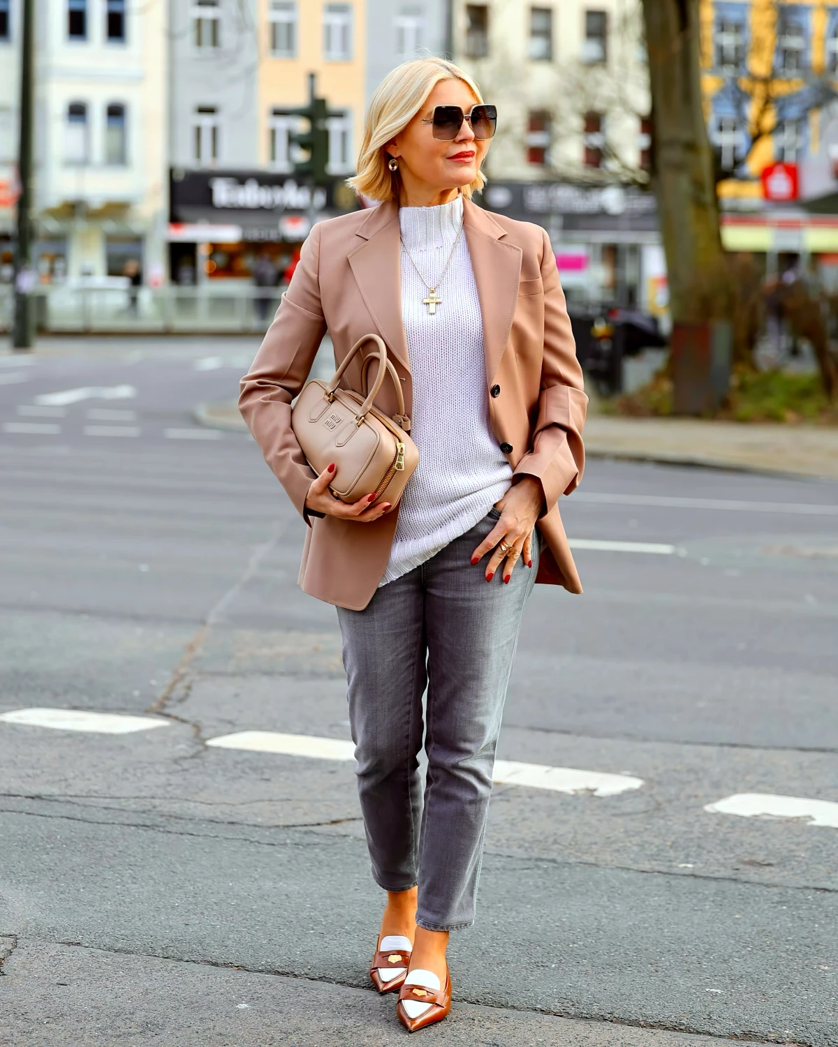 le parfait style casual chic femme 50 ans veste rose jean rue