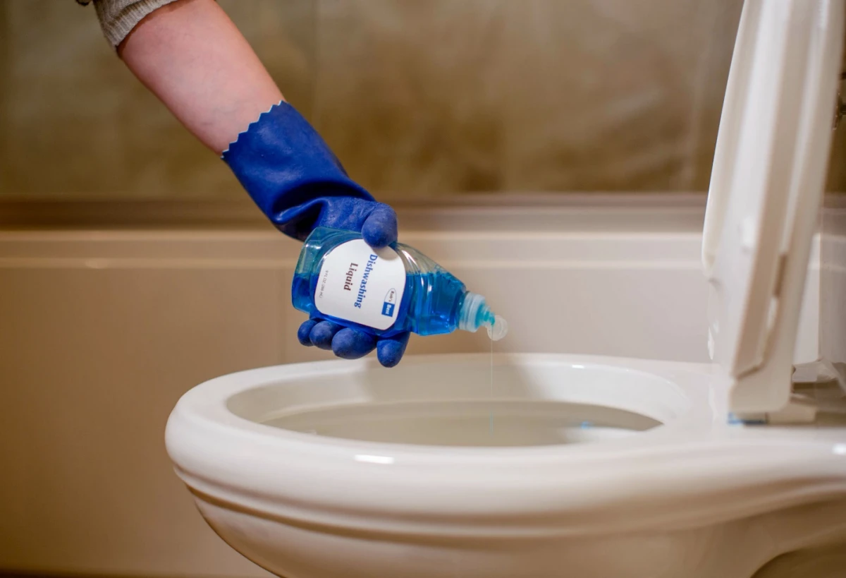 liquide vaisselle gant bleu méthode efficace pour déboucher les wcs