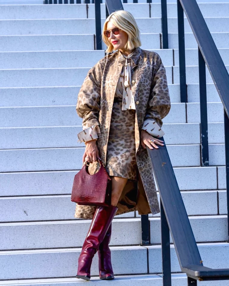 look du jour tendance et chic pour femme de 60 ans imprime leopard et couleur bordeaux