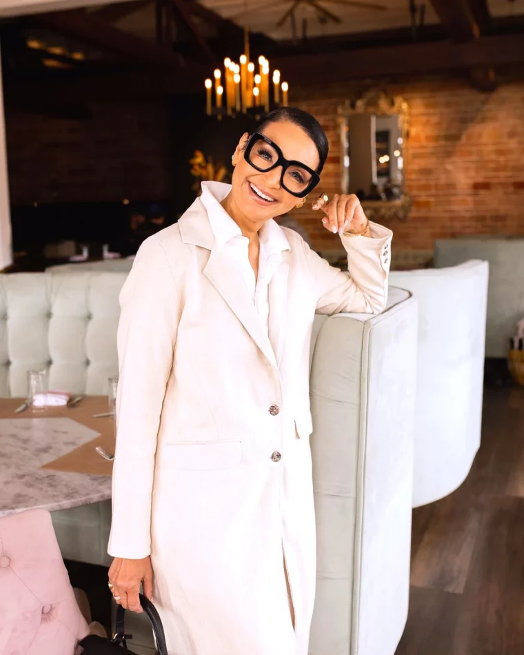 look elegant tout en blanc femme 60 ans avec des lunettes