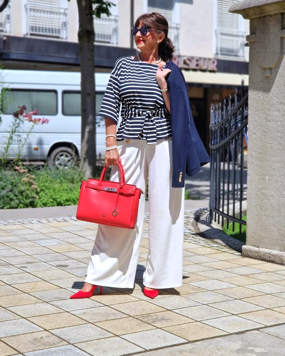 look moderne 2024 femme 60 ans mariniere pantalon blanc accessoires rouges