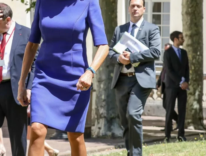 look moderne femme 60 ans brigitte macron robe habillée chic couleur bleu marine