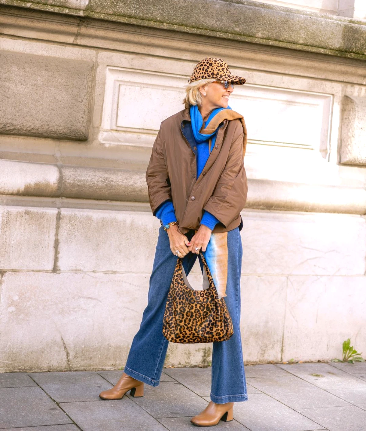 look moderne femme 60 ans jean brut veste marron accessoires leopard