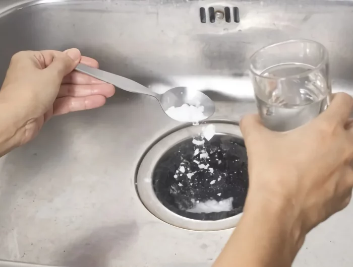 mains femme sel cuillere verre eau comment deboucher un evier tres bouche