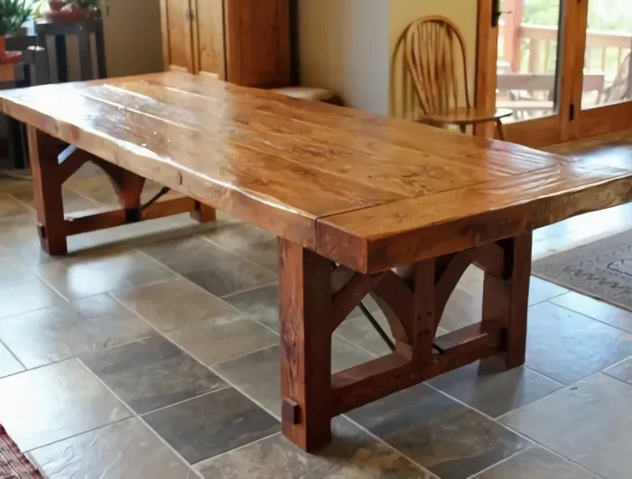 mettre une nappe sur la table vieille table en bois